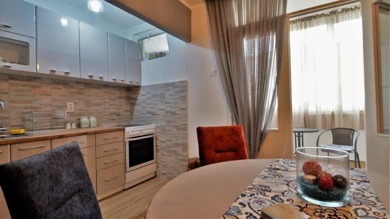 Dejan Center *